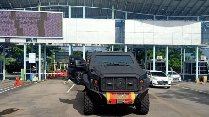 Kendaraan taktis pengamanan Kepolisian Daerah Sulawesi Selatan disiagakan di depan Bandara Internasional Sultan Hasanuddin, Makassar, Senin, 29 Maret 2021, menyusul ledakan bom bunuh diri di kota itu kemarin.