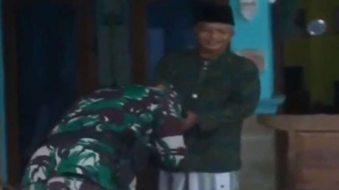 VIVA Militer: Serma TNI Muhammad Ajib mencium tangan H. Khilmi Ikhsan