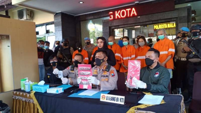 Kepala Bidang Hubungan Masyarakat Polda Jawa Timur Komisaris Besar Polisi Gatot Repli Handoko memimpin langsung pengungkapan jaringan narkoba yang melibatkan ASN Pemkot Malang di Malang, Senin, 29 Maret 2021.