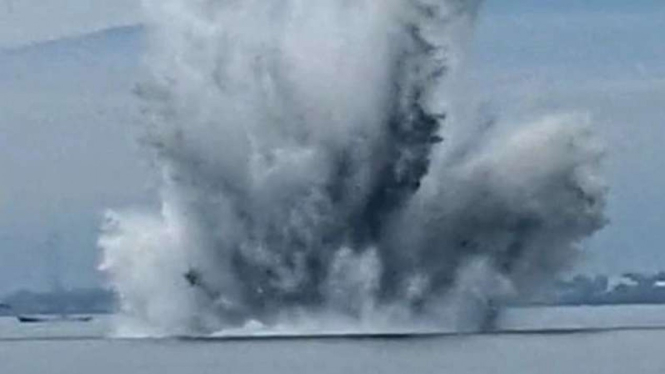 VIVA Militer: Ledakan ranjau di laut Kota Makassar.