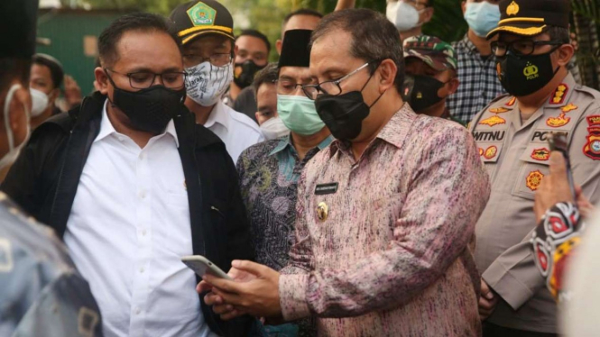 Menteri Agama Yaqut Cholil Qoumas di TKP bom di Gereja Katedral Makassar.