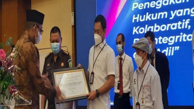 Dirreskrimsus Polda Metro Jaya Kombes Auliansyah Lubis menerima penghargaan