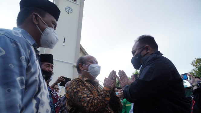 Menag Gus Yaqut temui jemaat Gereja Katedral di Makassar.