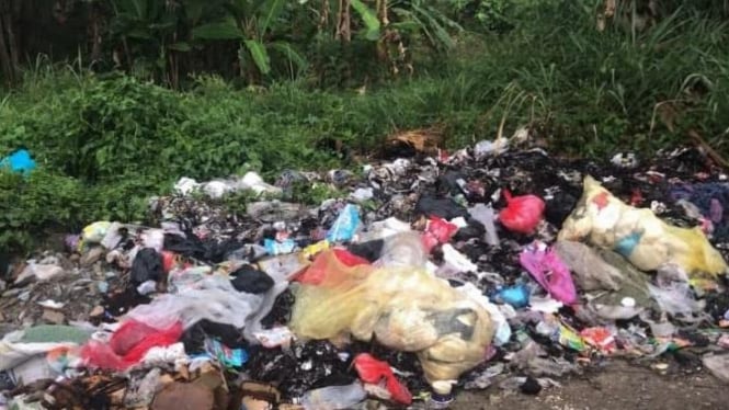 Foto tersebut menunjukkan bahwa sampah plastik hanya dibuang dengan cara ditumpuk begitu saja tanpa melalui proses pengelolaan 4R