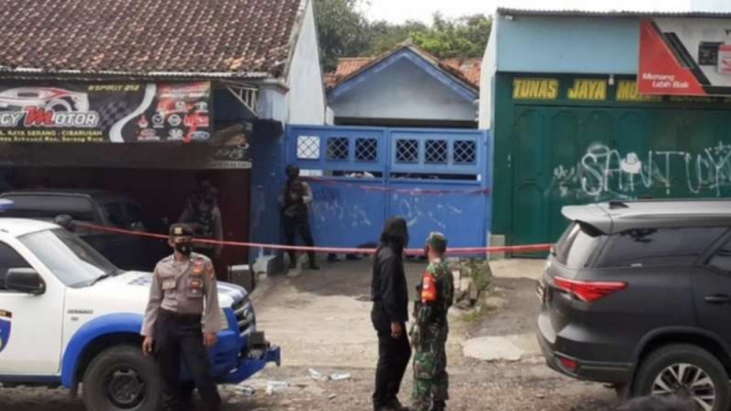 Pasukan polisi dan Densus 88 Antiteror Polri menjaga sebuah ruko di Kabupaten Bekasi, Jawa Barat, Senin, 29 Maret 2021, sesaat setelah penggerebekan dan penangkapan seorang terduga teroris di tempat itu.