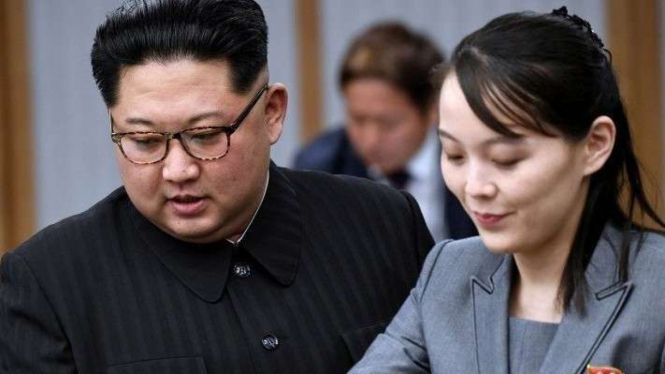 Dokumentasi: Pemimpin Korea Utara Kim Jong Un dan saudara perempuannya Kim Yo Jong.