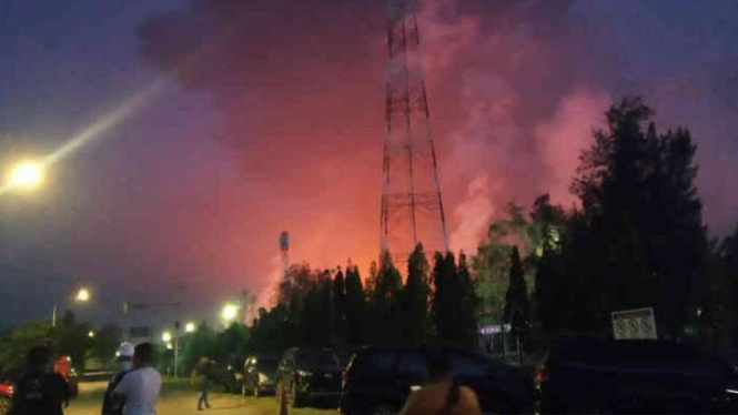 Sejumlah warga menyaksikan kebakaran kilang minyak Pertamina Balongan, Indramayu, Senin, 29 Maret 2021.