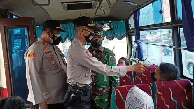 Polisi dan TNI Halau Massa Pendukung Habib Rizieq di Depok