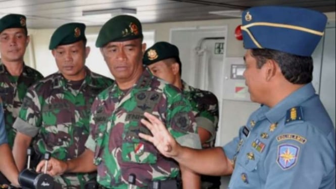 VIVA Militer: Mayjen TNI (Purn.) Daniel Ambat (kedua dari kanan)