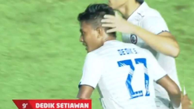 Pemain Arema FC rayakan gol Dedik Setiawan.