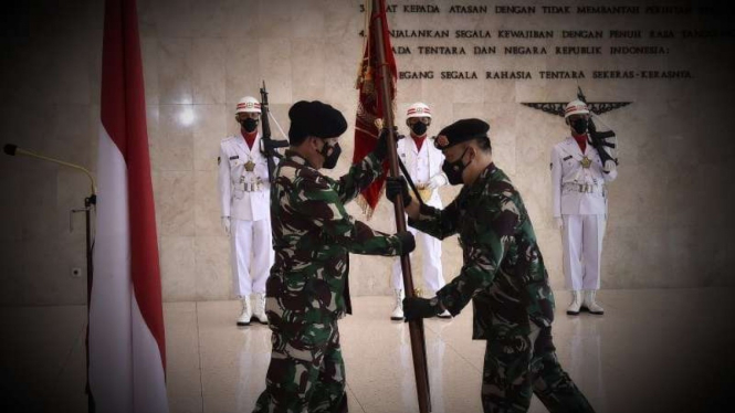 VIVA Militer: Dankodiklat TNI menyerahkan Pusara Satuan kepada Panglima TNI