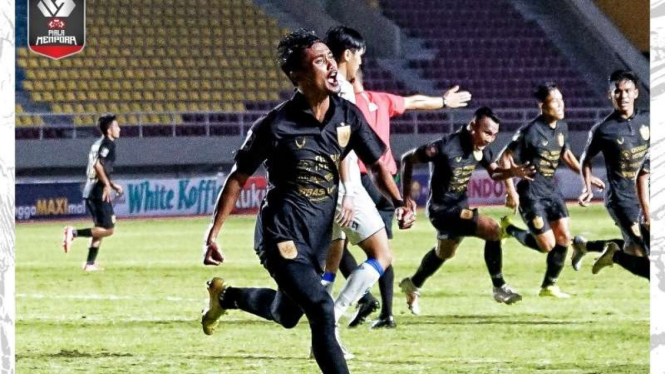 Pemain PSIS Semarang, Komarudin rayakan gol.