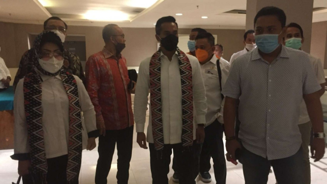 Anindya Bakrie (tengah) saat tiba di Makassar, Sulsel