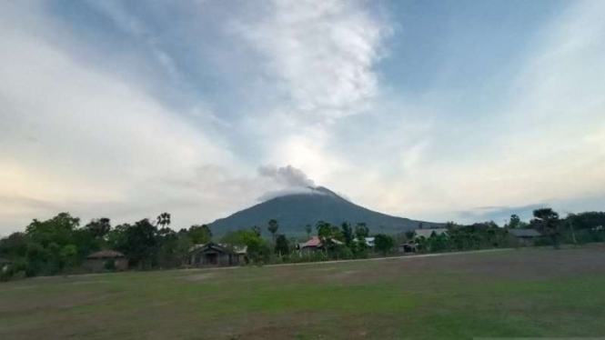 Penampakan Gunung Ili Lewotolok, Kabupaten Lembata, Nusa Tenggara Timur, diambil beberapa waktu lalu.
