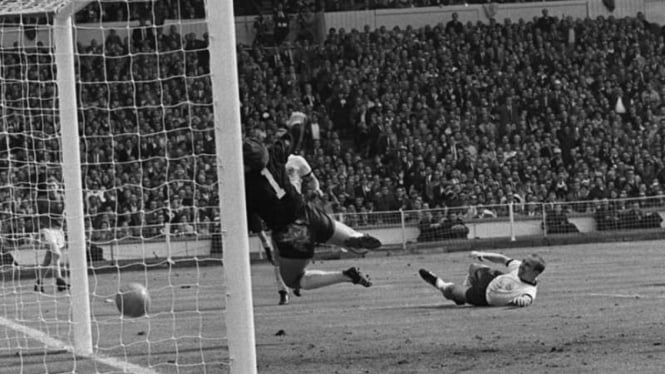 Gol legenda Timnas Inggris, Geoff Hurst ke gawang Jerman Barat.