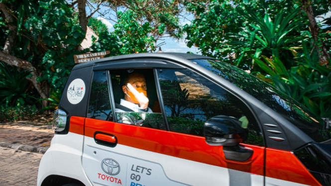 Menperin Agus Gumiwang Kartasasmita menjajal mobil listrik di Bali
