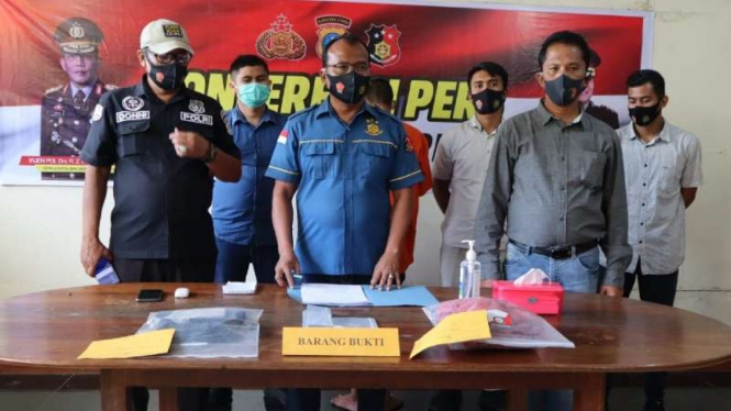 Polisi menyampaikan keterangan pers tentang pengungkapan kasus video mesum di Kabupaten Dairi, Sumatera Utara, Rabu, 31 Maret 2021.