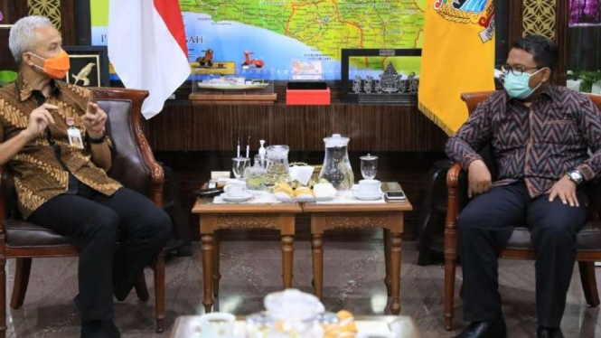 Ketua Komisi Perlindungan Anak Indonesia (KPAI) Susanto (kanan) saat bertemu dengan Gubernur Jawa Tengah Ganjar Pranowo di kantor sang gubernur, Semarang, Rabu, 31 Maret 2021.