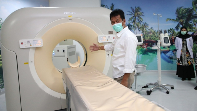 Kepala BP Batam Muhammad Rudi, menunjukkan alat CT Scan 128 Slice di RSBP Batam