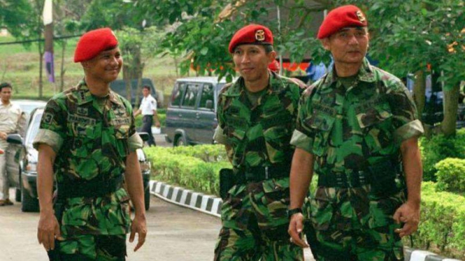 VIVA Militer: Letjen TNI (Purn.) Johannes Suryo Prabowo (tengah)