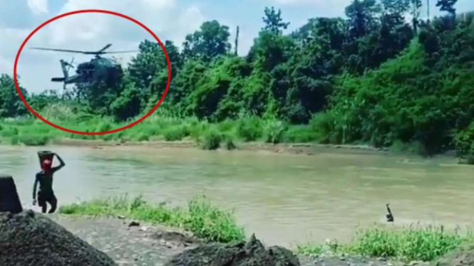 VIVA Militer: Apache TNI terbang di atas sungai.