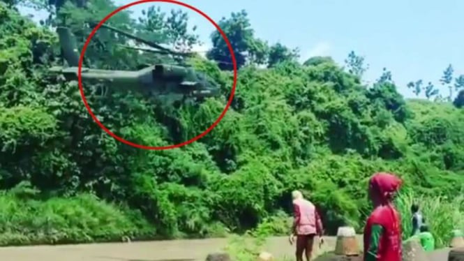 VIVA Militer: Apache TNI terbang di atas sungai.