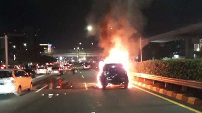 Mobil terbakar di Pancoran, Jakarta