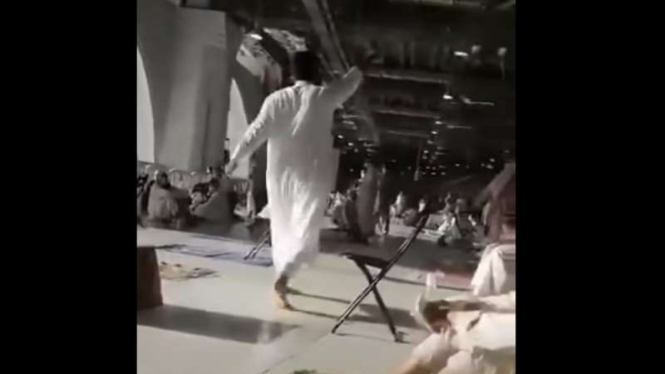 Tangkapan layar vvideo pria meneriakkan slogan ISIS di Masjidil Haram