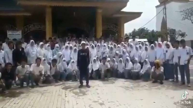 Tangkapan layar video diduga pelajar SMA serukan pembebasan Habib Rizieq