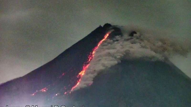 Gunung Merapi meluncurkan awan panas guguran pada Jumat