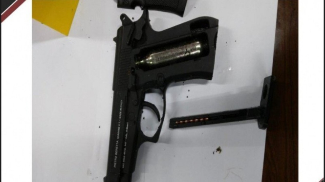 Senjata api jenis air gun berkaliber 4,5 mm yang digunakan pelaku teror, Zakiah Aini, di Mabes Polri.