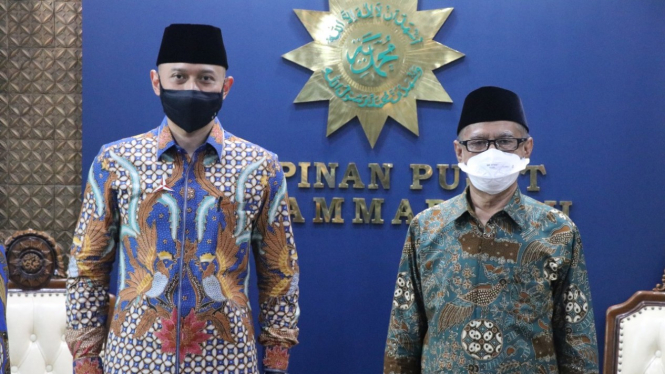 Ketua Umum Partai Demokrat, Agus Harimurti Yudhoyono bertemu dengan Ketua Umum PP Muhammadiyah, Haedar Nashir