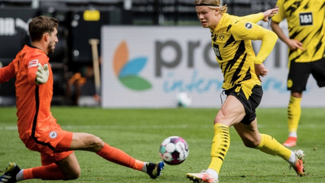 Erling Haaland dalam pertandingan Borussia Dortmund melawan Eintracht Frankfurt