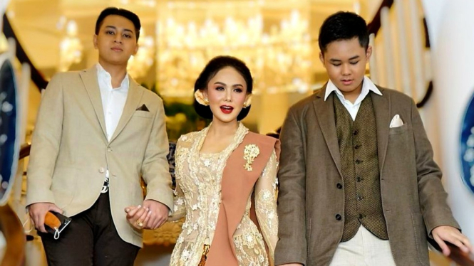 Yuni Shara bersama kedua putranya, Cavin dan Cello