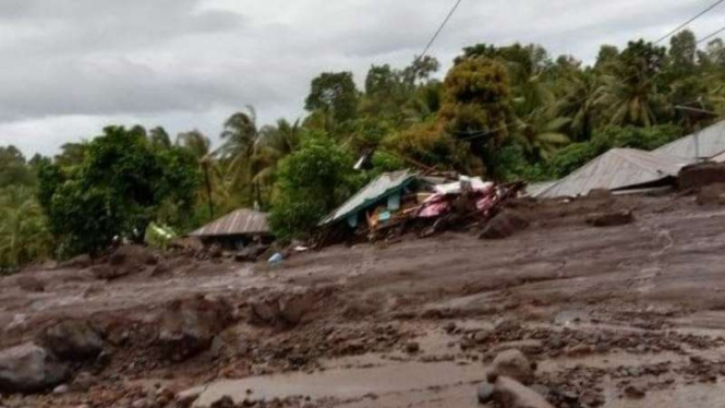 Kondisi banjir dan tanah longsor di Desa Nele Lamadike, Kecamatan Ile Boleng, Kabupaten Flores Timur, Nusa Tenggara Timur (NTT), Minggu dini hari, 4 April 2021.