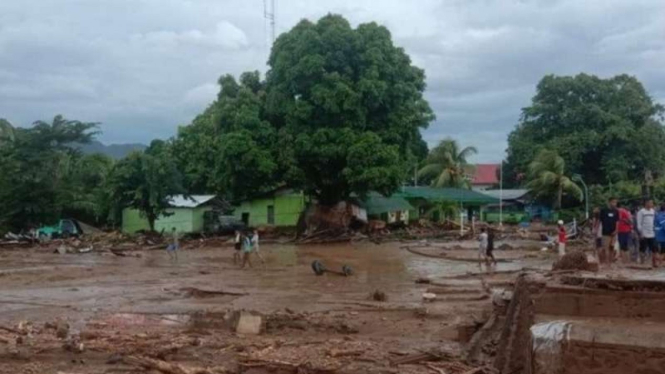 Banjir bandang melanda wilayah Waiwerang dan sekitarnya di Kecamatan Adonara Timur, Pulau Adonara, Kabupaten Flores Timur, Nusa Tenggara Timur (NTT), Minggu dini hari, 4 April 2021.