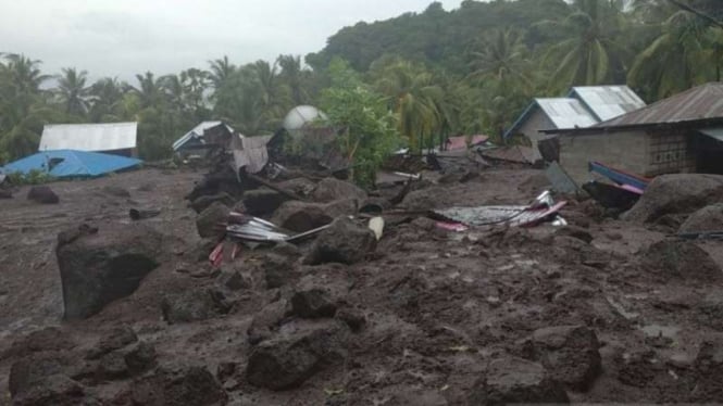 Dampak pascabanjir bandang di Kabupaten Flores Timur, Nusa Tenggara Timur, Minggu, 4 April 2021.
