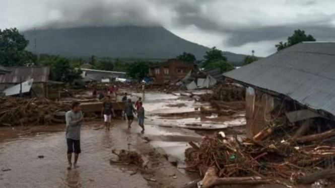 Peristiwa bencana banjir bandang yang melanda wilayah Waiwerang dan sekitarnya di Kecamatan Adonara Timur, Kabupaten Flores Timur, Nusa Tenggara Timur, pada Minggu, 4 April 2021.