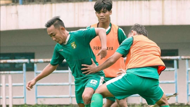 Para pemain Persebaya Surabaya sedang menjalani latihan