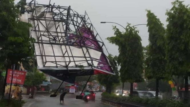 Papan reklame roboh imbas hujan deras dan angin kencang di Yogyakarta, Minggu