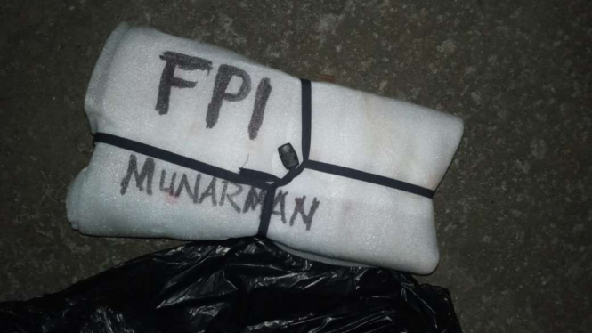 Benda mencurigakan bertuliskan FPI Munarman gegerkan kota Depok.