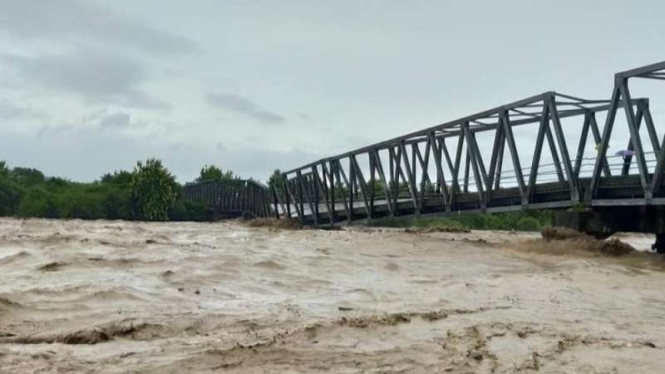 Jembatan Benenain di NTT ambruk tergerus banjir
