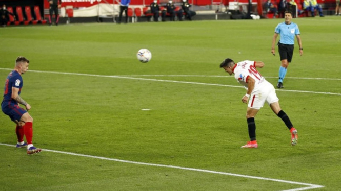 Bek Sevilla, Marcos Acuna bobol gawang Atletico Madrid.