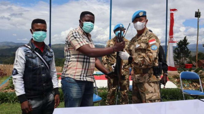 VIVA Militer:Milisi Kongo menyerahkan senjata kepada Satgas Kontingen Garuda TNI