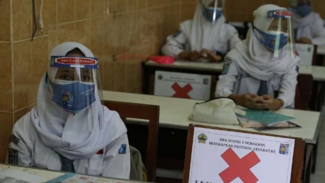 Sejumlah siswa SMA Negeri 4 Kota Semarang saat menjalani uji coba pembelajaran secara tatap muka di masa pandemi COVID-19 pada Senin, 5 April 2021.