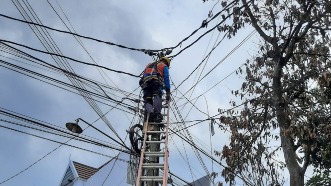 Petugas PLN saat menormalkan kembali listrik di Yogyakarta