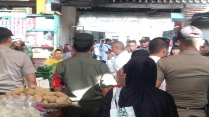 Pantauan harga di pasar tradisional oleh pemerintah daerah. (Foto/koleksi pribadi)