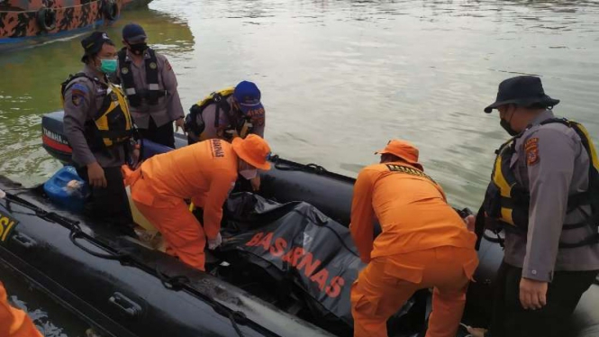 Tim SAR, pada Senin, 5 April 2021, mengevakuasi satu jenazah dari belasan orang awak kapal nelayan Barokah Jaya yang tenggelam di perairan Indramayu, Jawa Barat, setelah menabrak MV Habco Pioneer.