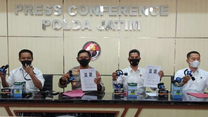 Polisi membeberkan barang bukti regulator yang disita di Surabaya.
