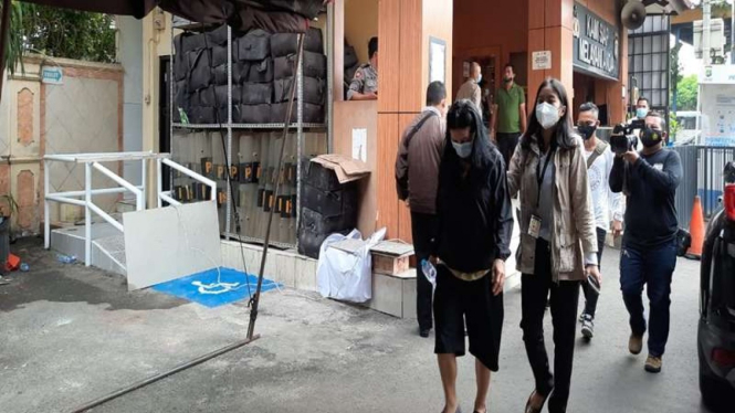 Polisi menangkap pelaku filler payudara yang berbahaya